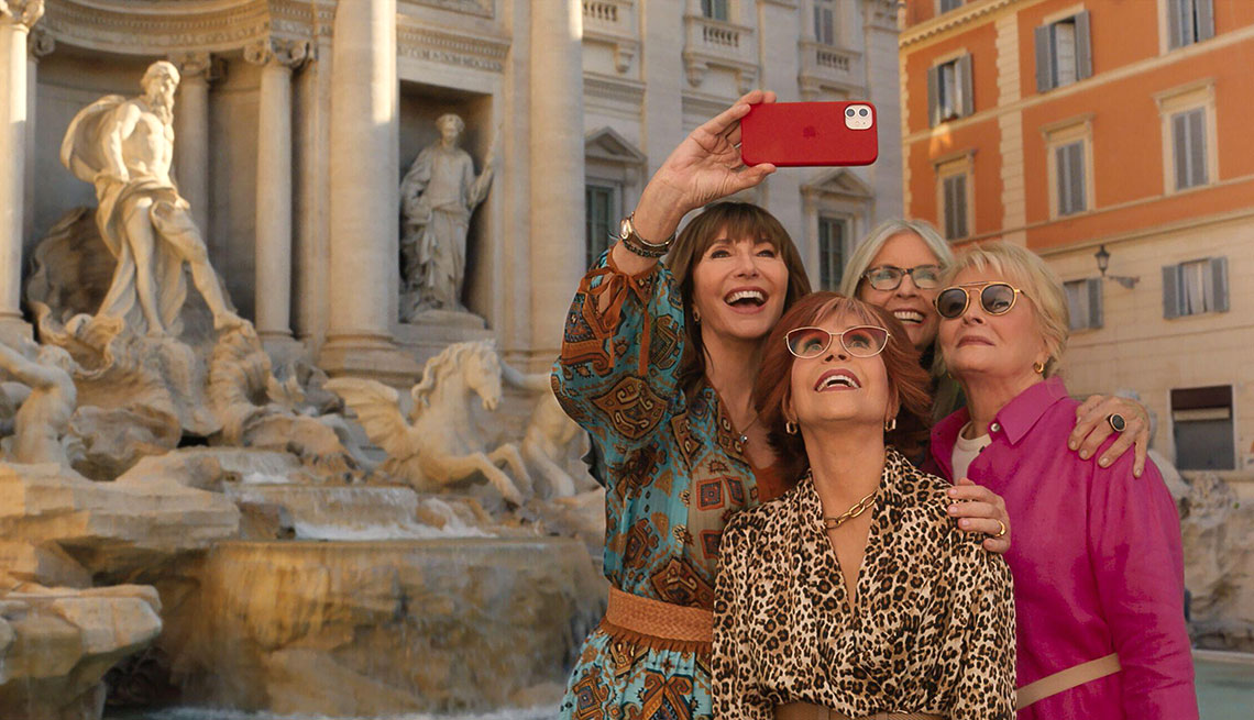 mary steenburgen jane fonda diane keaton and candice bergen taking a selfie in front of the trevi fountain in rome italy in the movie the book club two the next chapter