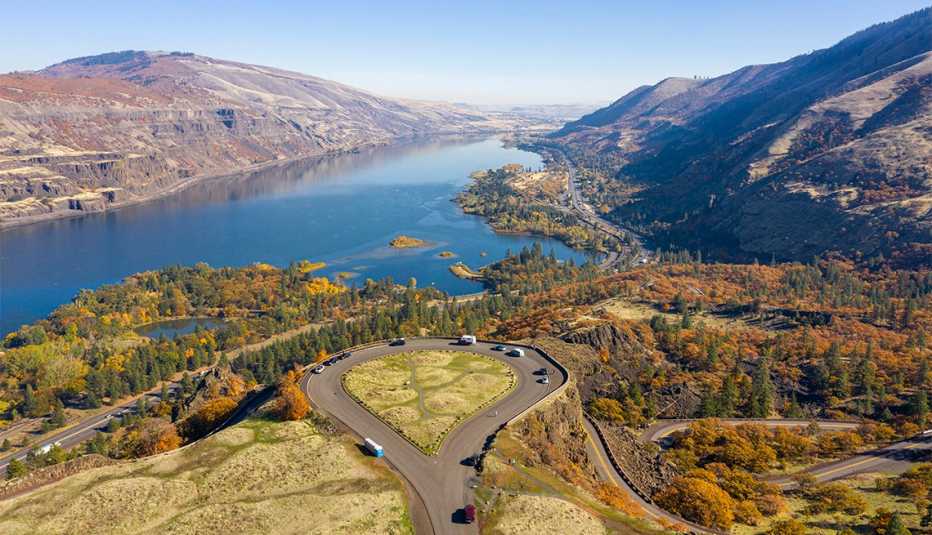 Rowena Crest viewpoint, Columbia River and The Dalles in autumn