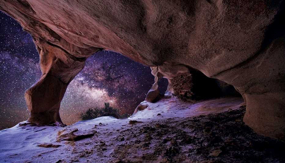 the milky way seen from beneath an arch in canyonlands national park in utah