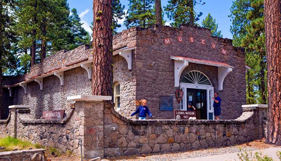 Image of the exterior of the Loomis Museum in Lassen Volcanic National Park in California