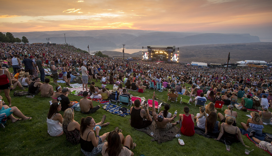 concert goers at the gorge amphitheatre in quincy washington
