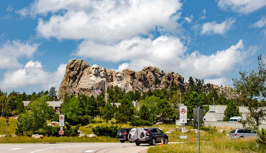 A picture of the entrance to Mount Rushmore National Monument