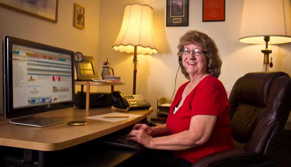 Explore part time online jobs. Jackie Booley answers call center calls from Florida home.