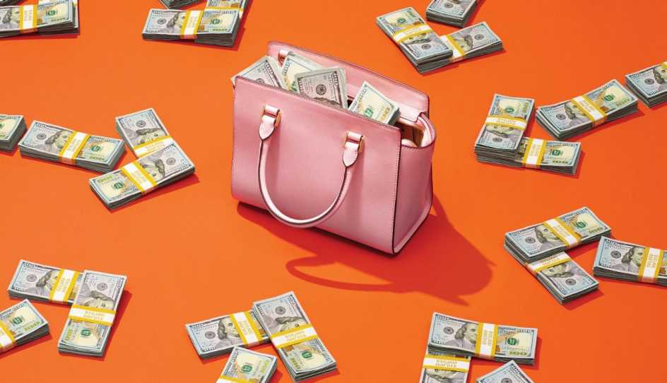 cartera rosada llena de dinero con dinero alrededor en fondo naranja.