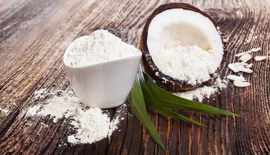 Consejos para cocinar con harina de coco - Harina de coco y coco sobre una mesa