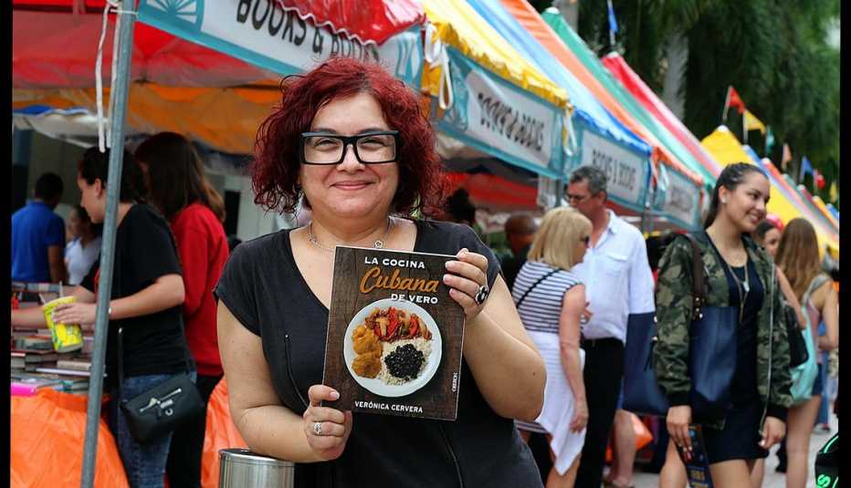 La chef Verónica Cervera, con su libro —La cocina cubana de Vero—