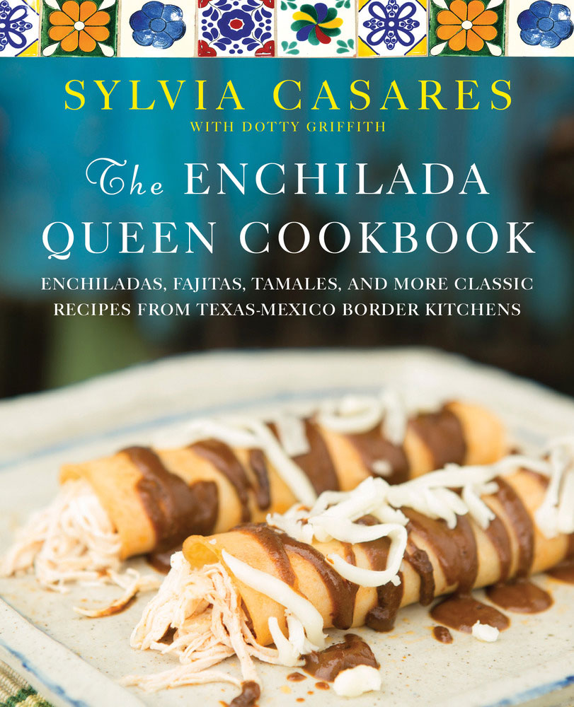 Portada del libro The Enchilada Queen Cookbook de la chef Sylvia Casares