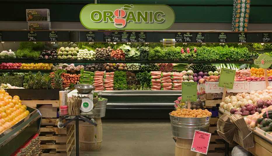 Sección de productos orgánicos en un supermercado