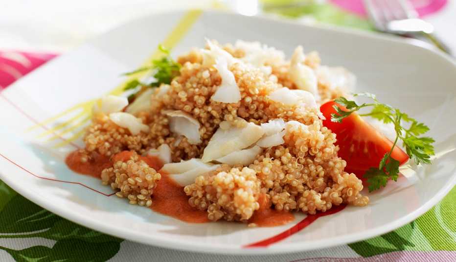 Plato de servido con pescado y quinoa