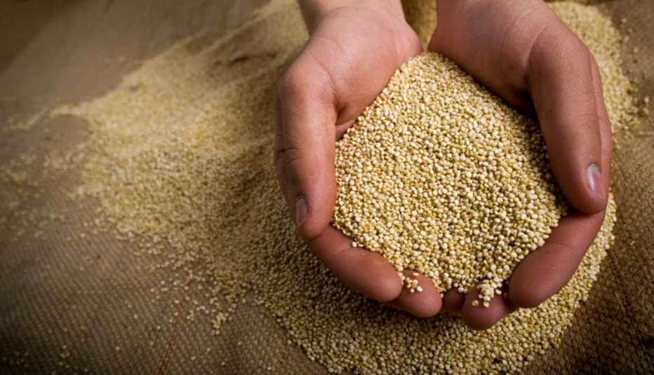 Dos manos sostieniendo granos de quinoa