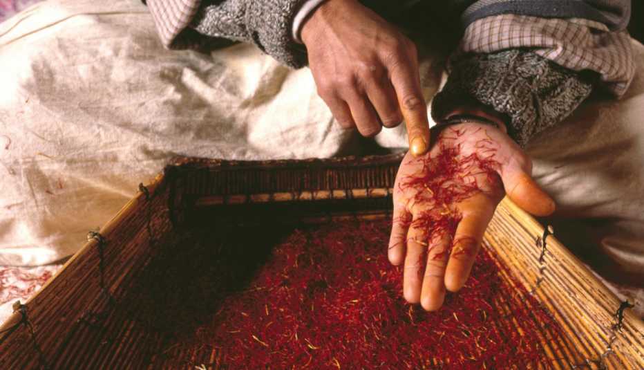 Un hombre muestra azafrán en su mano
