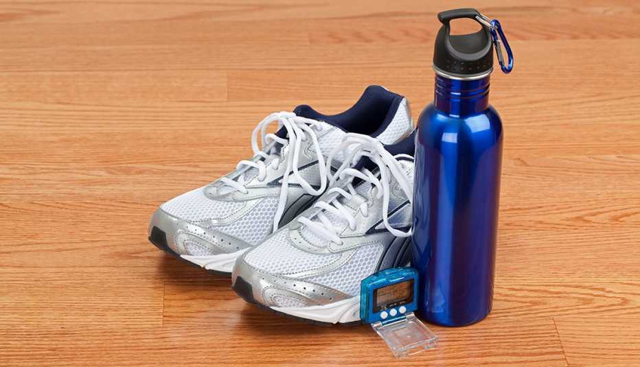 Zapatilas deportivas con una botella de agua