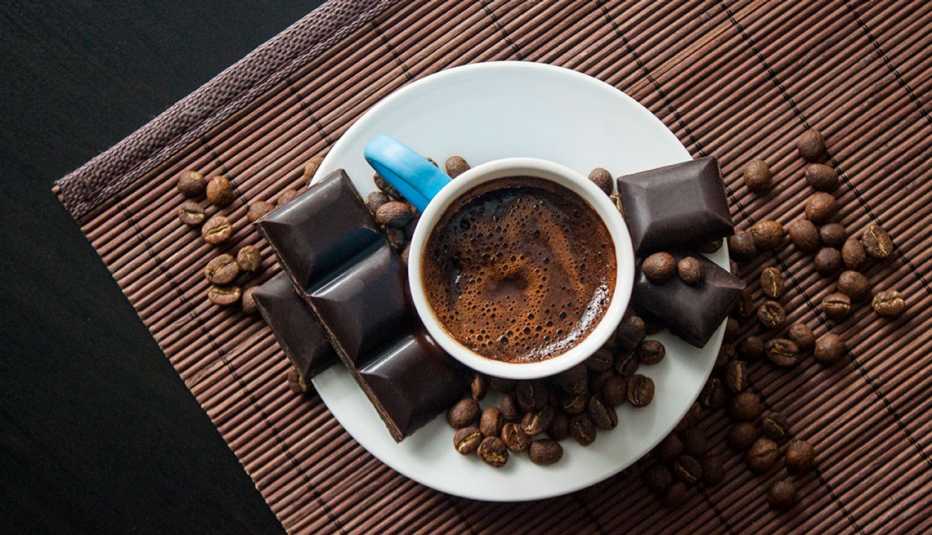Café turco y chocolate oscuro visto desde arriba