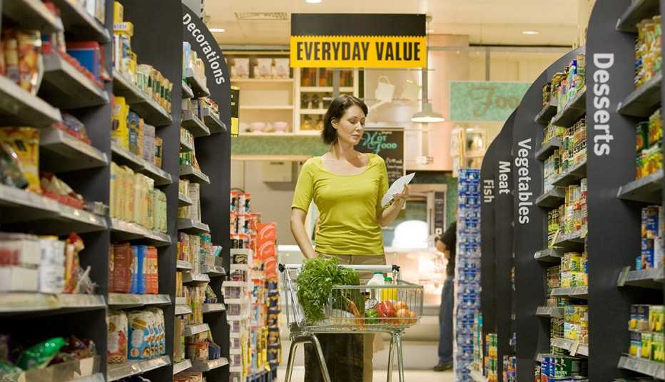 Mujer en un supermercado