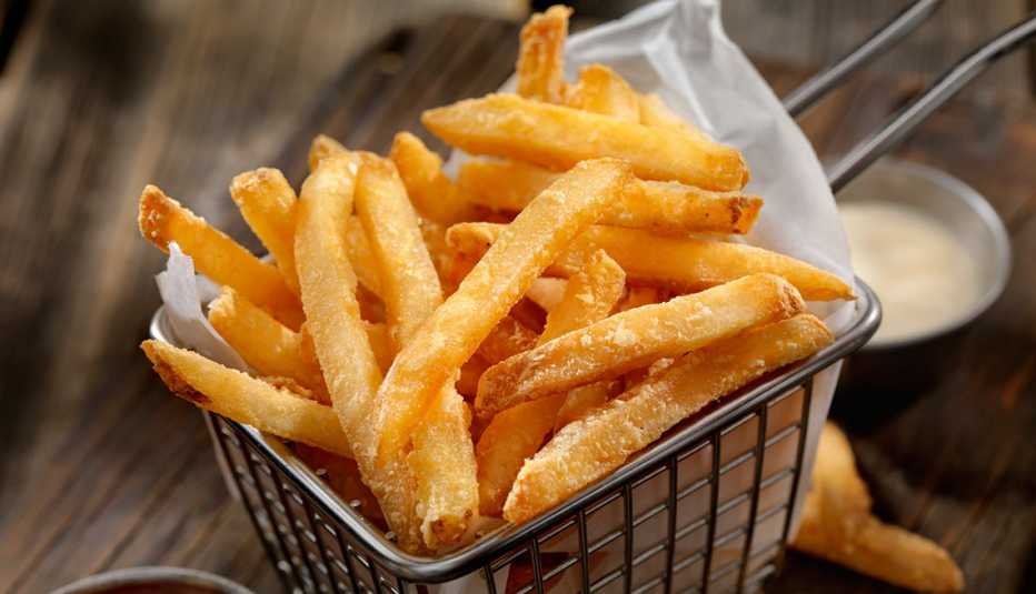 Alimentos que debes evitar antes de una salida romántica - Canasta con papas fritas