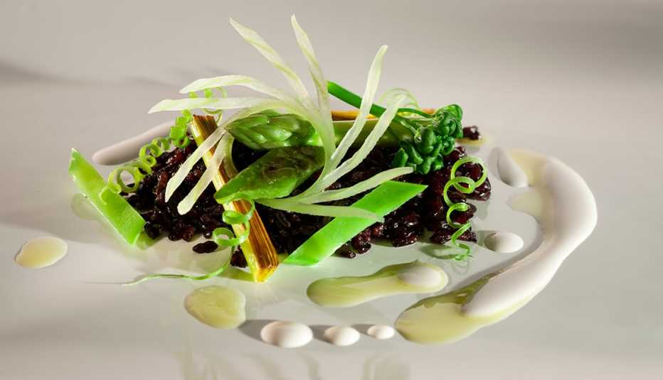 Arroz negro crujiente con vegetales verdes y leche de nuez de Brasil