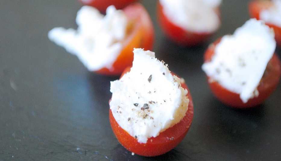 Detalle de un tomates relleno con queso de cabra