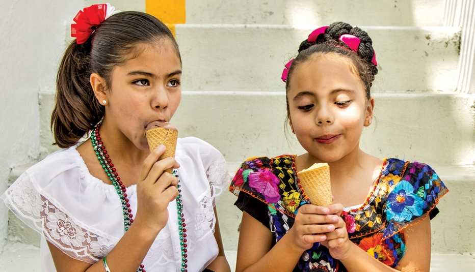 ‘Mexican Ice Cream’: Sabor, folclore  y nostalgia - Dos niñas comiendo helado