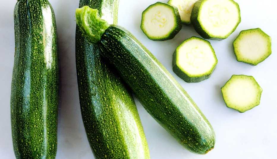 Varios zucchinis verdes