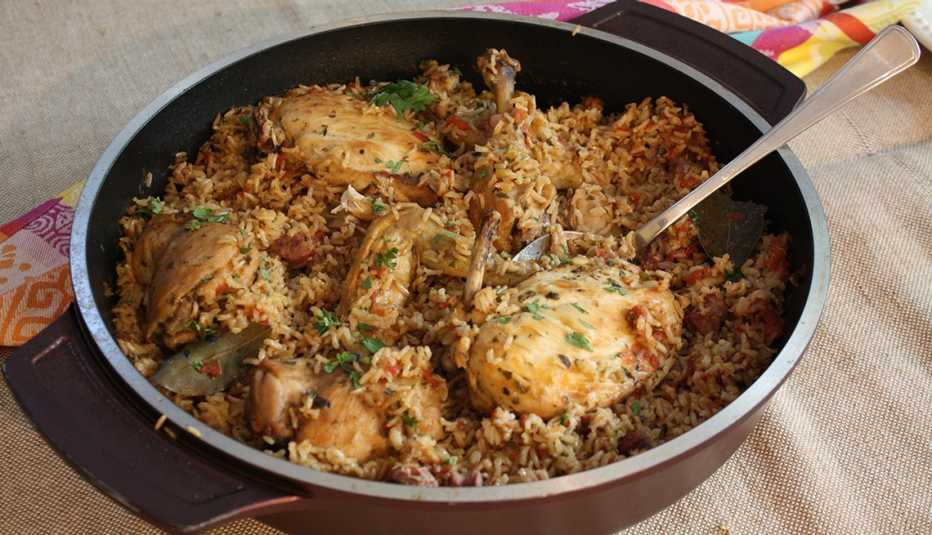 Pollo con arroz en un olla de cocina