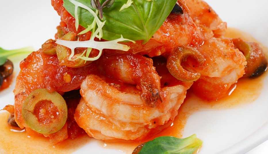 Shrimps in tomato sauce with olives