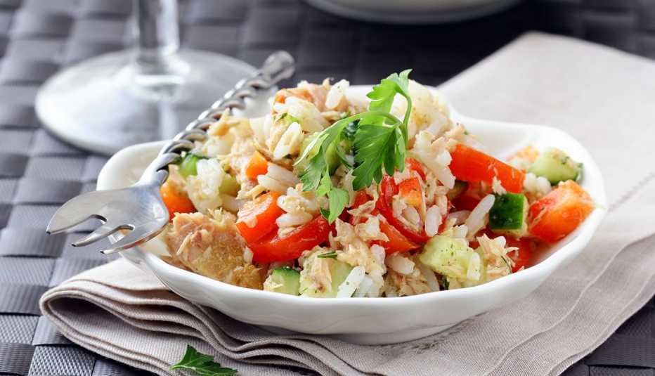 Ensalada de arroz con vegetales y queso mozzarella 