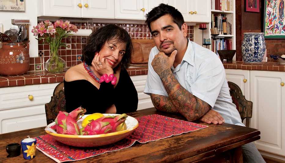 El chef Aarón Sanchez posa junto a su madre Zarela Martínez.