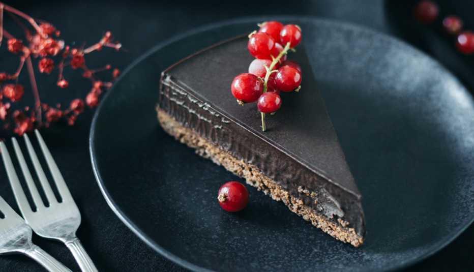 Trozo de torta de chocolate en un plato