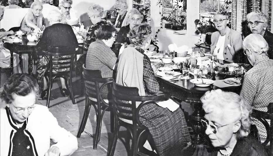 Los residentes de Grey Gables comían y socializaban durante la cena.