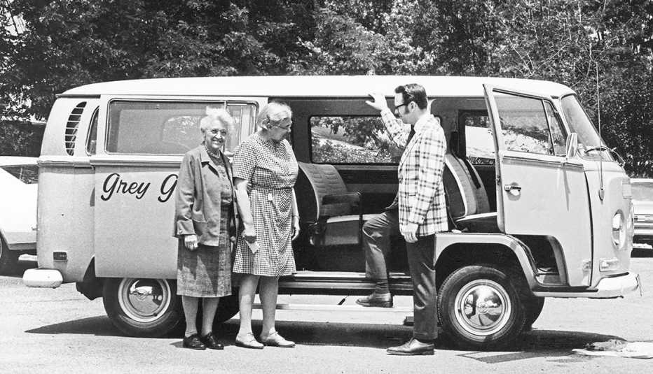 Residentes de Grey Gables disfrutaban de transporte a excursiones de día entero.
