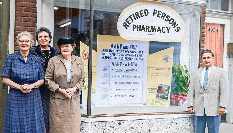 La Dra. Ethel P. Andrus y otras personas posando frente a la vitrina de la farmacia "Retired Persons Pharmacy."