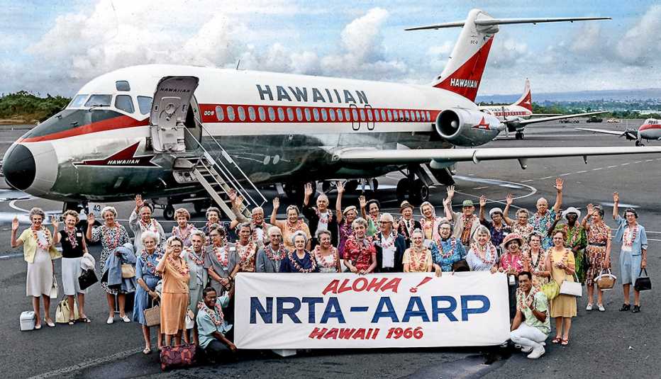 Grupo de turistas mayores acabados de aterrizar en Hawai