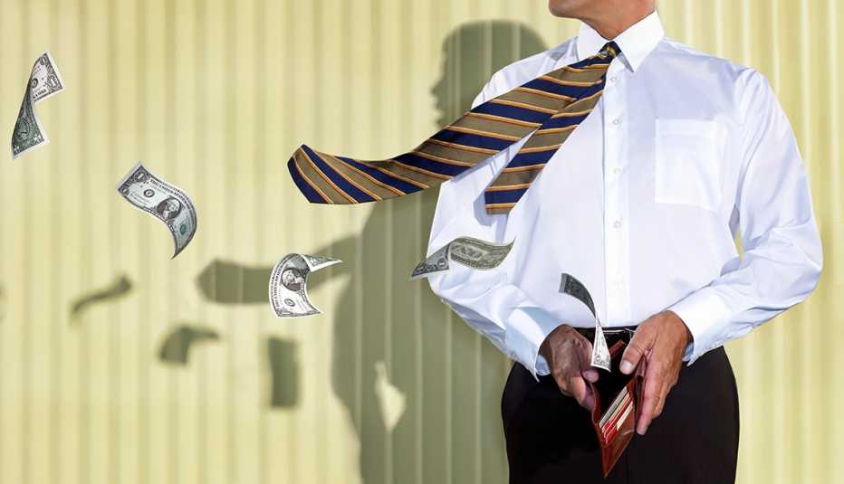 Hombre en corbata con una billetera en la mano y billetes volando
