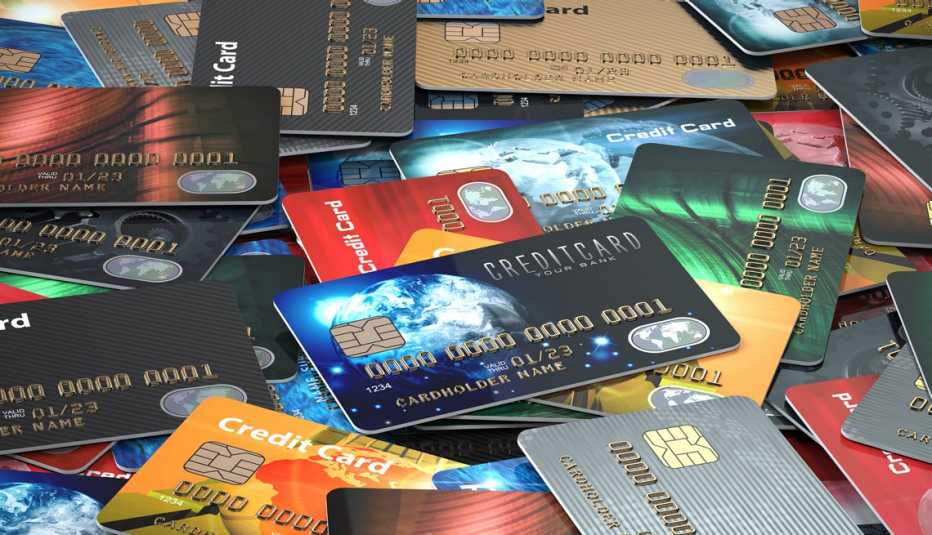 Tarjetas de crédito de distintos bancos amontonadas