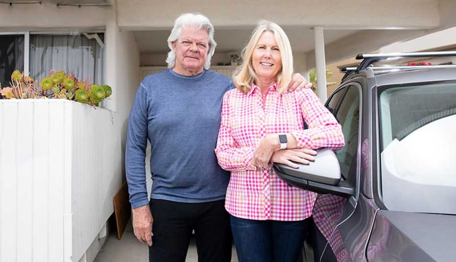 Duwayne y Jan Dunham frente a un vehículo a la entrada de su casa en Playa Del Rey