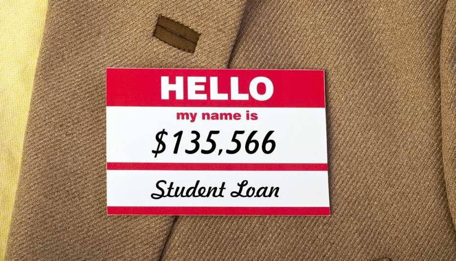 Acercamiento a un traje con una etiqueta que dice hola, mi nombre es $135.566 de préstamos estudiantiles.