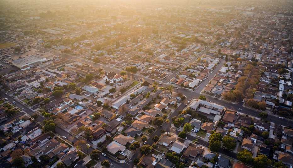 Foto aérea de un barrio del sur de California