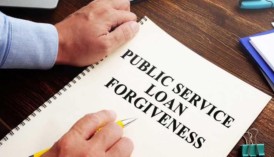 Hombre con las manos en un escritorio con un formulario que dice Servicio público para perdón de préstamos