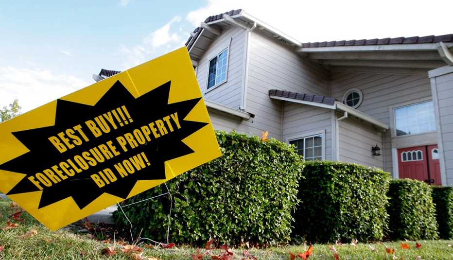 Casa con un letrero en inglés que dice La mejor compra, por subasta por ejecución hipotecaria