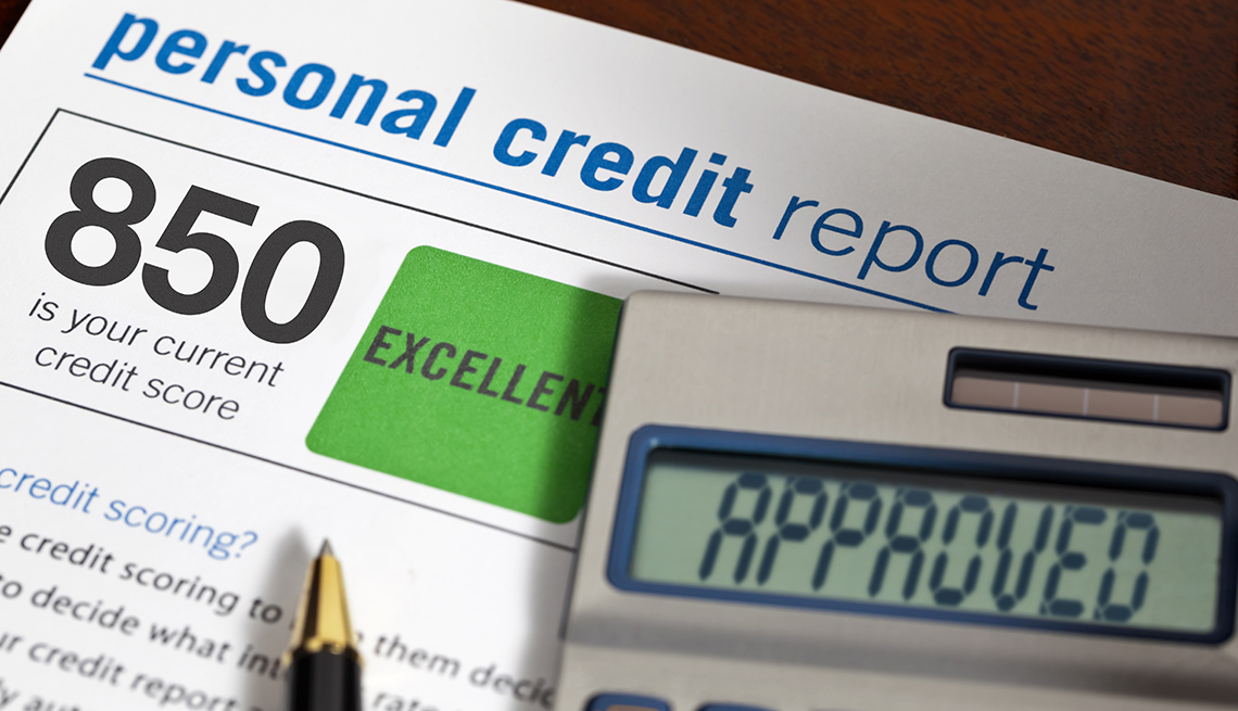 Reporte personal de crédito con un puntaje de 850 puntos al lado de una calculadora que dice aprobado