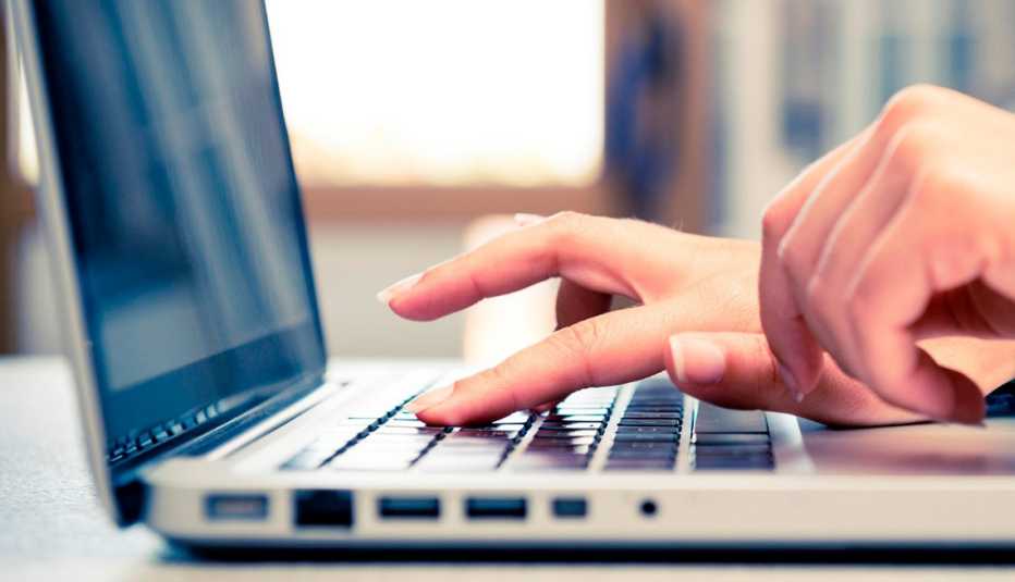 Manos de una mujer en el teclado de una computadora personal - Qué hacer si su correo electrónico es pirateado