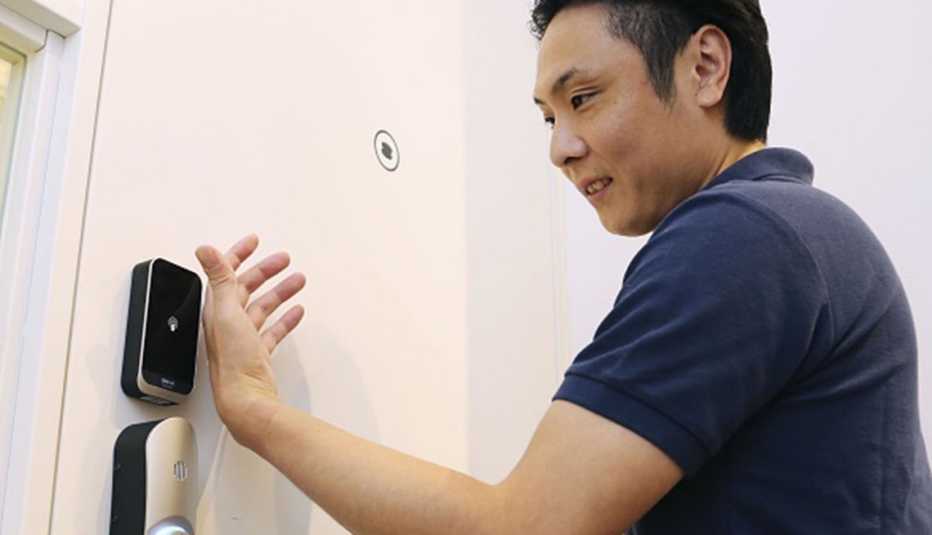Un hombre usa un chip implantado en su mano para abrir una puerta
