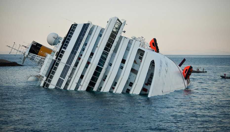 Foto del crucero Costa Concordia cuando encalló cerca de  Giglio, Italy en 2012.