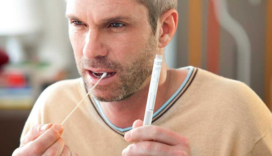 Hombre toma una muestra de ADN de su boca