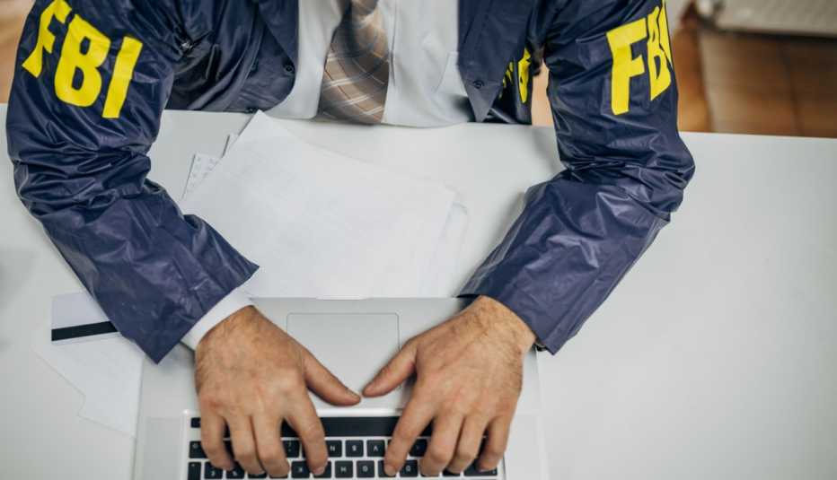 Un agente del FBI escribe en una computadora portátil