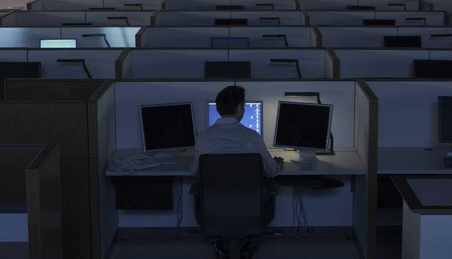 Persona frente a una computadora en un centro de llamadas de servicio al cliente.