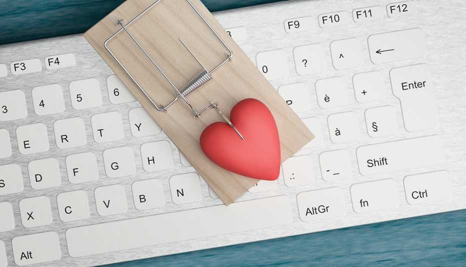 Trampa de ratón con un corazón encima de un teclado.
