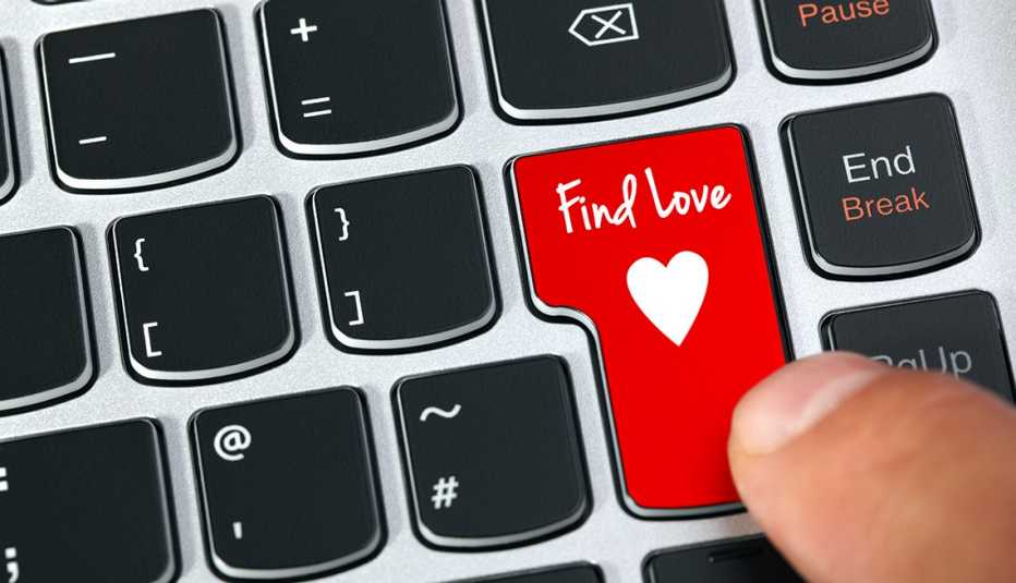 Teclado de computadora con una tecla que dice encuentra el amor y un corazón.
