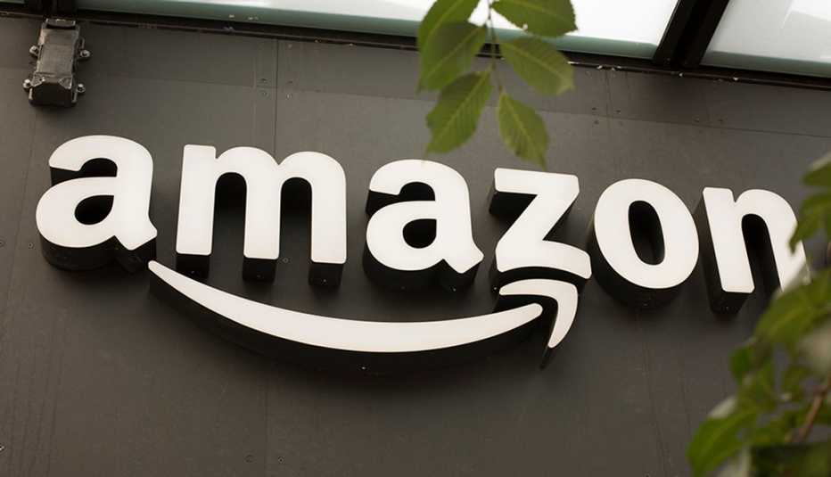 Logo de la compañía Amazon en una oficina.
