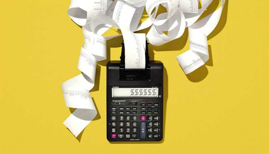 Una calculadora negra con papel saliendo de la parte superior sobre un fondo amarillo